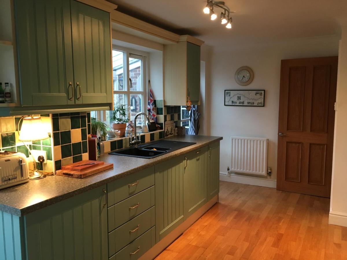 5 Charlton Mill Way B&B Chichester Kültér fotó